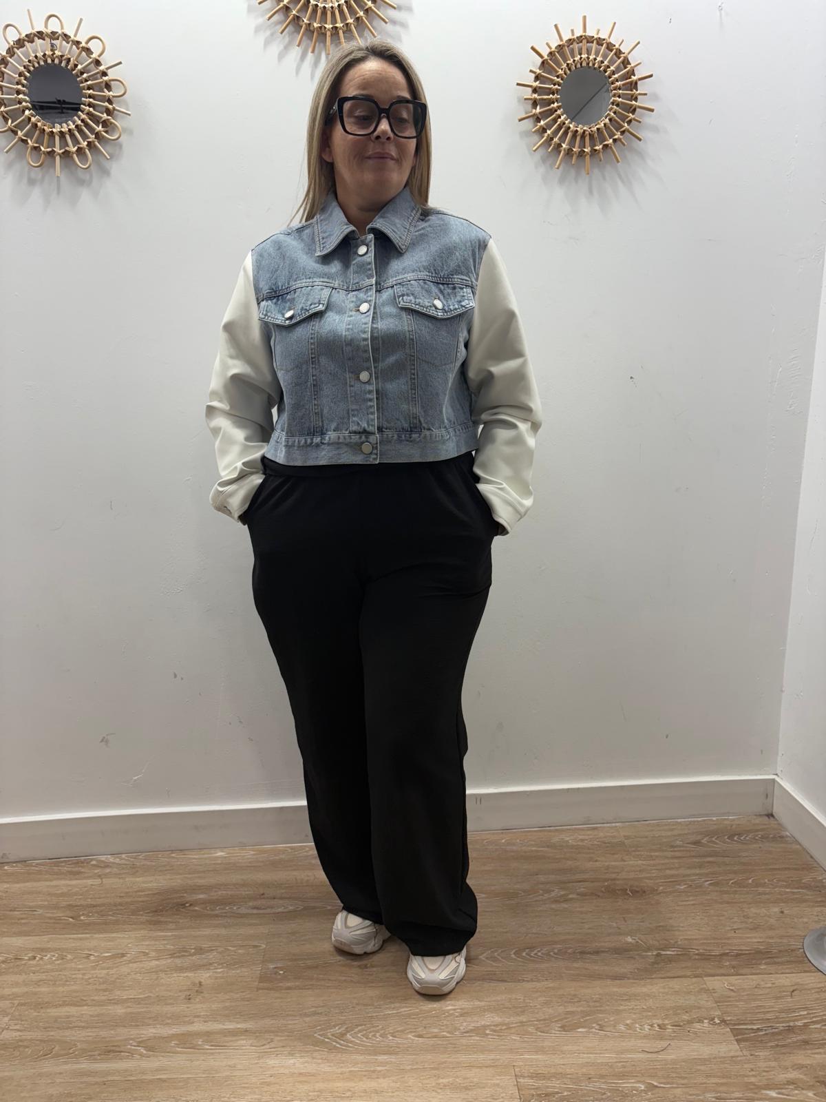 chaqueta vaquera mangas polipiel blancas