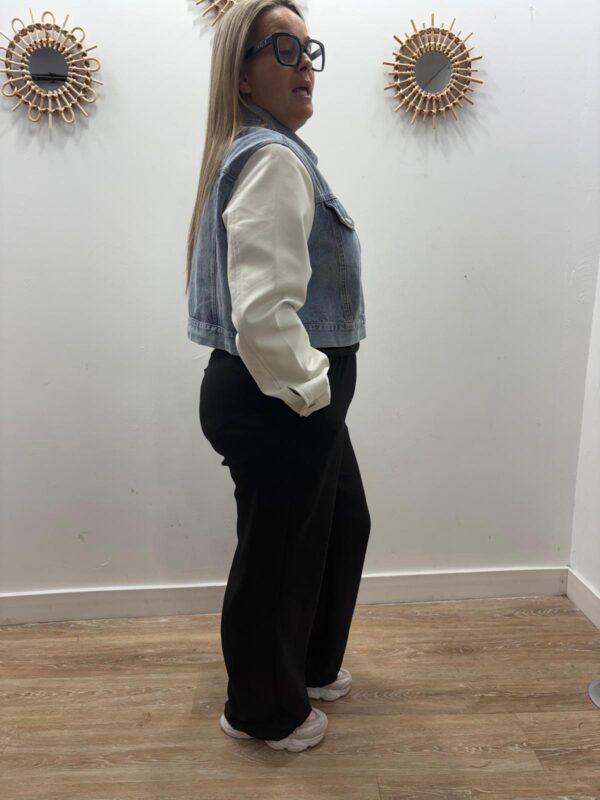 chaqueta vaquera mangas polipiel blancas
