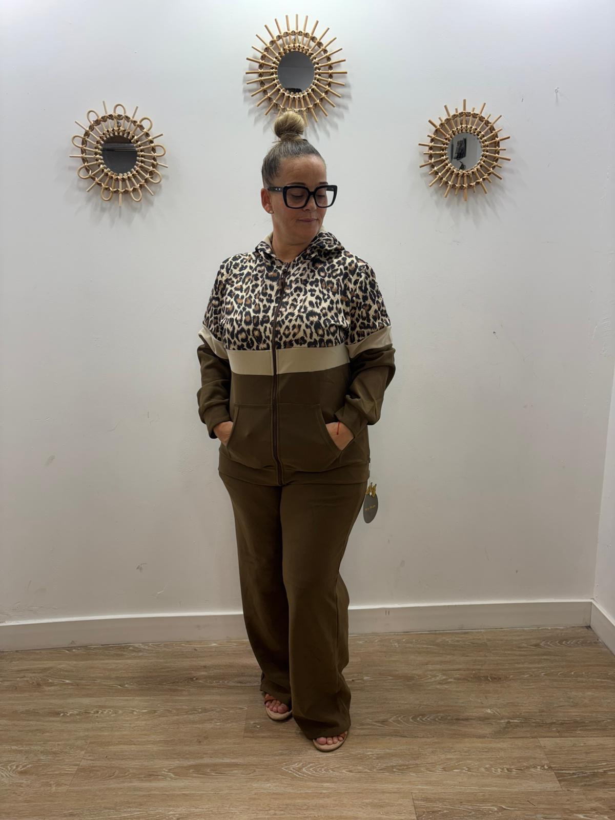 chandal animal print con capucha marron