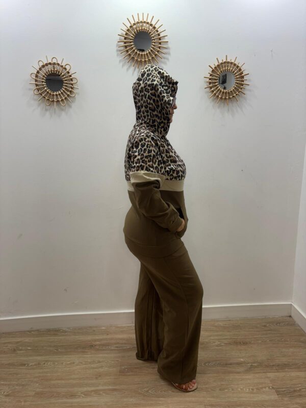 chandal animal print con capucha marron