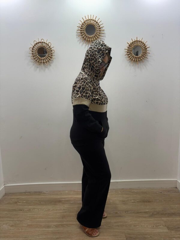 chandal animal print negro con capucha