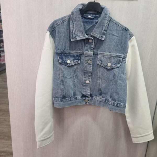 chaqueta vaquera mangas polipiel blancas