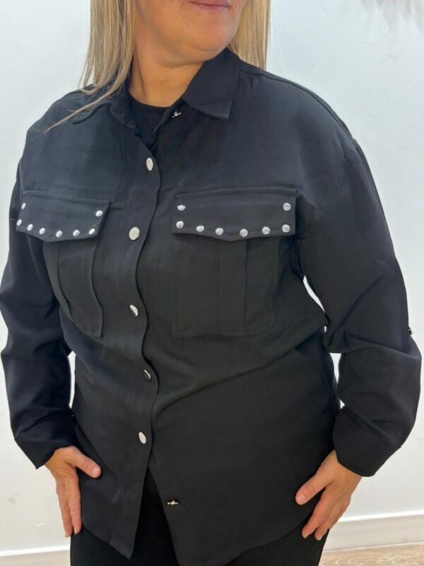 sobrecamisa dakota tachuelas negra